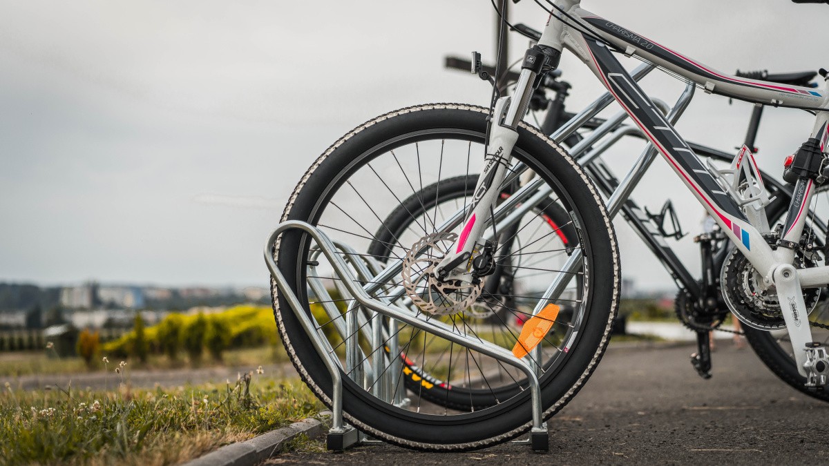 Stojan na bicykle ALFA s rámom